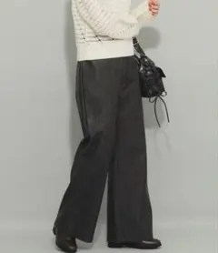 ビームス BEAMS フェイクレザーワイドパンツ