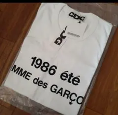 COMME des GARCONS 白Tシャツ 裏にブルーの文字プリント - メルカリ