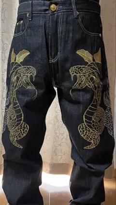 蛇の刺繍入り　ダークブルーデニムパンツ