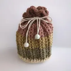 毛糸で編んだ巾着バック