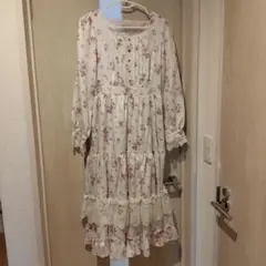 axes femme ＳＡＫＵＲＡティアード ワンピース 桜　ホワイト、柄ピンク