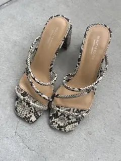 ヘビ柄 クロスストラップサンダル 中ヒール