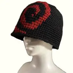 黒と赤でカッコよくうずまきの形でぐるぐるクラッシャーハット！！！編み物です！