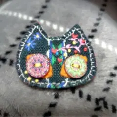刺繍猫型ブローチ