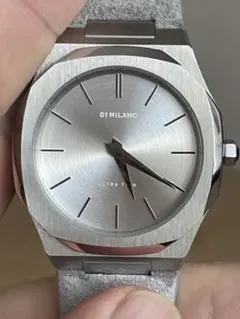 ⭐️D1 MILANO/ULTRA THIN/クォーツ腕時計　可動品　人気色⭐️のサムネイル