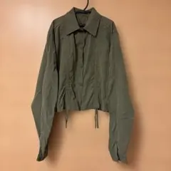 アーミーグリーン　オリーブ色 ソリッド　クロップド丈 長袖シャツ　緑