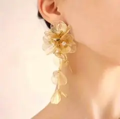 ♡残りわずか♡ 揺れるフラワー ピアス ゴールド パーティー フォーマル 上品