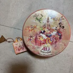 ディズニー40周年のお菓子缶　ディズニーガチャガチャストラップ　2点セットのサムネイル