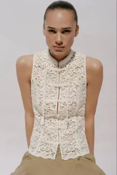 ZARA 新作　レース　ギビュールトグルボタントップス