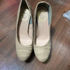 ベージュスエードパンプス