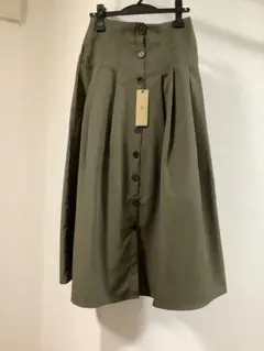マ*ー様 rps カーキ　ラベル付き　前ボタンタックフレアスカート　M
