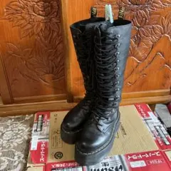 Dr. Martens 厚底 レースアップ ロングブーツ ブラックのサムネイル