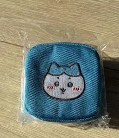 ちいかわ　カラビナ付き刺繍スクエアミニポーチ　ハチワレ