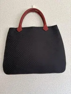 黒と赤のトートバッグ