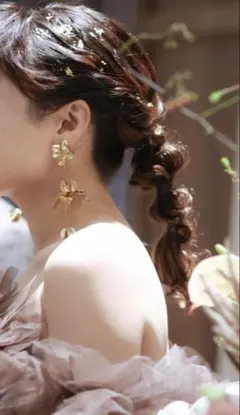 ゴールド　花モチーフ　イヤリング