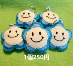 フェルト お花 お守り キーホルダー (ハンドメイド) - メルカリ