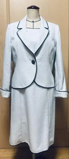 【大きめサイズ】ホワイト ドット風の織柄ジャケットとワンピースセット