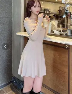 オフショルダー ストラップミニニットワンピース　ベージュ