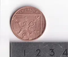 【硬貨】イギリス2ペンス：2016年一般デザイン/盾の一部　[表]エリザベス女王