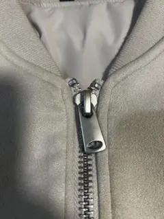 ZARA ブルゾンホワイトシルバーのサムネイル