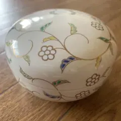 たち吉蓋付き小物入れ