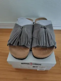 MINNETONKA ミネトンカ タッセルフラットサンダル スウェード　グレーのサムネイル