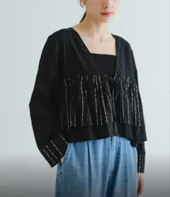 URBAN RESEARCHフリル付きVネック長袖トップス（ブラック）