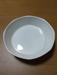 GIVENCHYホワイト皿幾何学模様新品未使用直径約22.5エコメルカリ便必須