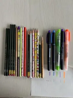 鉛筆（未使用、使用）と蛍光ペン（使用、残量不明）