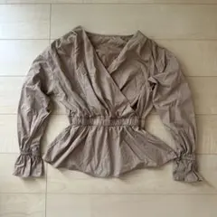 ブラウンベージュの色合いとウエストギャザーGUのカシュクールペプラムブラウスのサムネイル