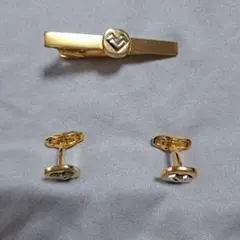 ゴールドタイピンとカフスセット