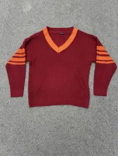 赤いVネックセーター ストライプ袖