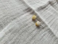 クリーム色 黄色 立方体ピアス レジン イエロー