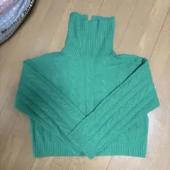 グリーン ケーブル編み ハイネックニット