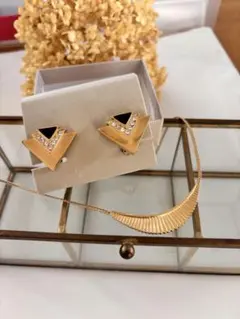 Avonヴィンテージ　ゴールド ブラック イヤリングとネックレス　セット