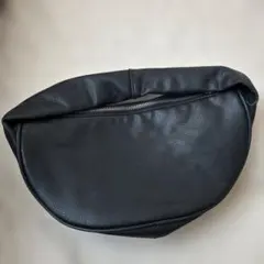 黒の合成皮革ショルダーバッグ