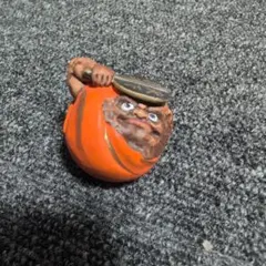 ユニークなオレンジ色の置物