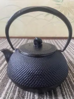未使用・箱本場盛岡 岩鋳 IWACHU 南部鉄器 急須 茶こし付き あられ 