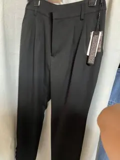 ブラック テーパードパンツ ボタン装飾