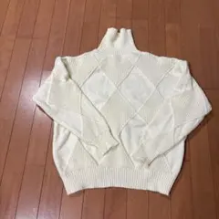 クリーム色 ダイヤモンド柄 ハイネックニット