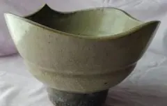 縁に特徴があり、下方に模様がある陶製花器