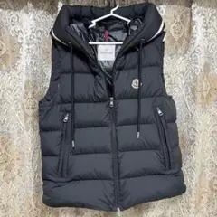 未使用級』MONCLER CARDAMINE ダウンベスト フードロゴ 2 - メルカリ