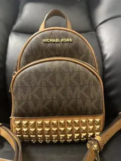 MICHAEL KORS スタッズ付き小型バックパック