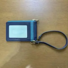 ネイビーとターコイズのレザーパスケース