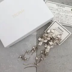 trophy ヴィンテージホワイトフラワーブーケロングピアス