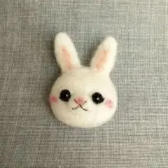 羊毛フェルト　うさぎブローチ　ハンドメイド
