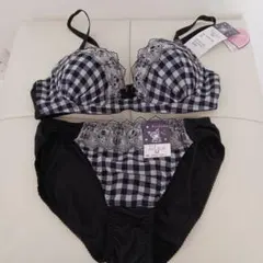 【新品】クロミ　刺繍　M　 ノンワイヤー　ブラジャーショーツ　チェック　黒　白