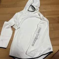 new balance フード付きホワイトパーカー