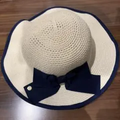 ベージュとネイビーのリボン付き麦わら帽子
