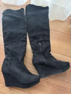 黒いスエード風ニーハイブーツ ウェッジヒール